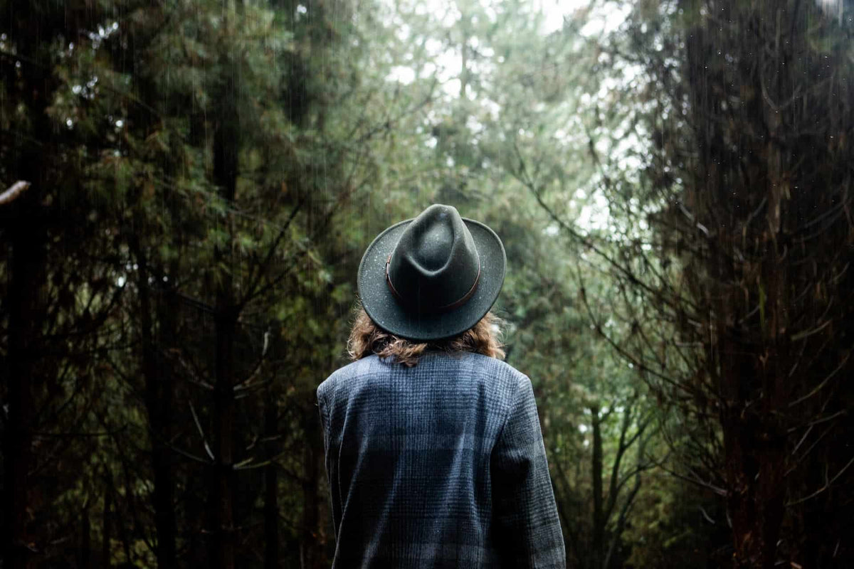 How to Wear a Hat in Rain: Which Styles Survive and Which Do Not