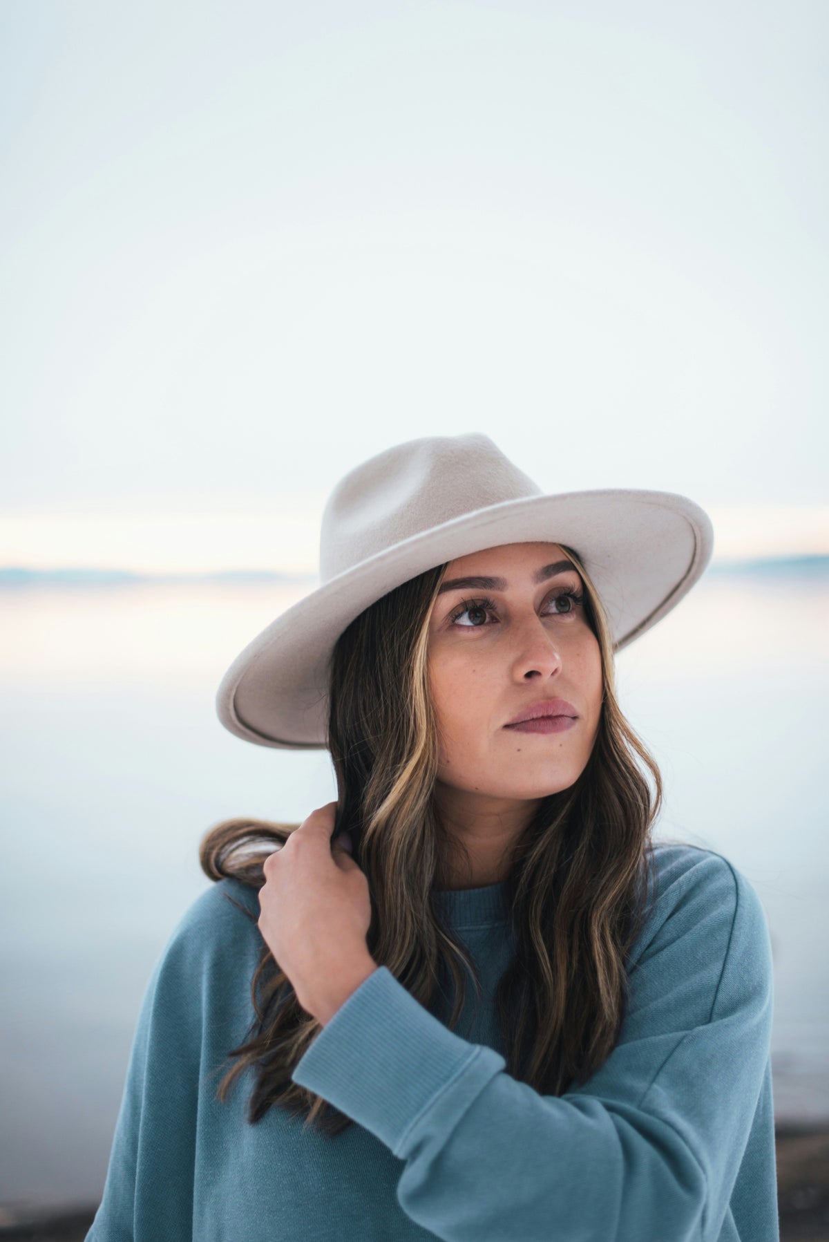How to Wear a Hat With Long Hair: The Combinations That Work and Those That Do Not