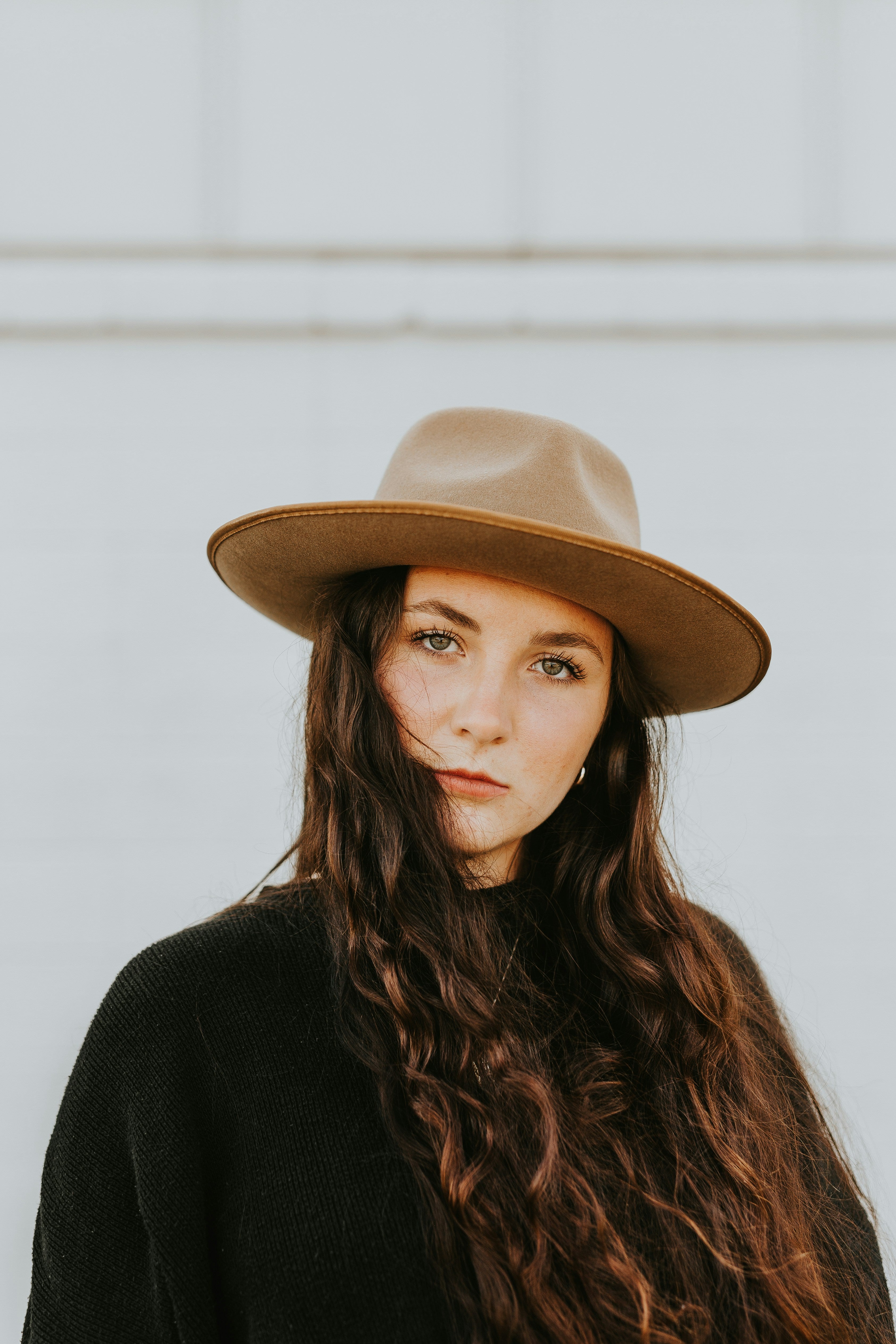 How to Choose a Hat for a Round Face: The Complete Breakdown